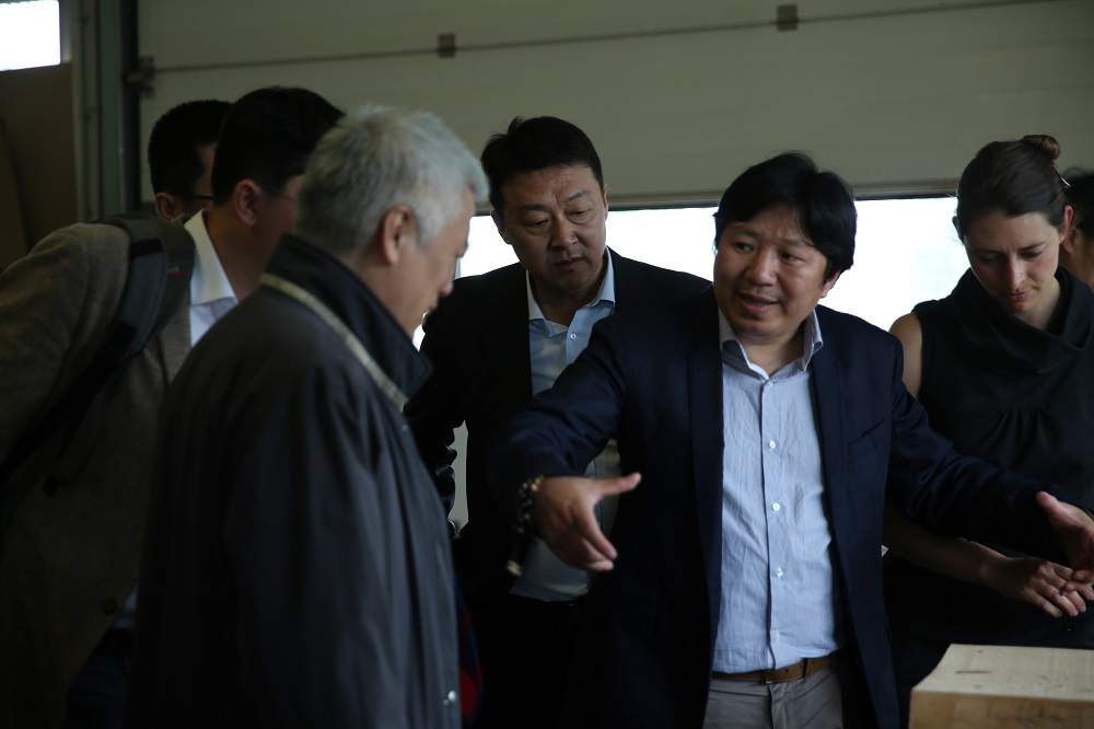 國(guó)家工信部、國(guó)家標(biāo)準(zhǔn)化委員會(huì)、德國(guó)經(jīng)濟(jì)和能源部在德國(guó)萊比錫召開了《中德智能制造/工業(yè)4.0標(biāo)準(zhǔn)化工作組會(huì)議》。會(huì)議期間，一行人參觀了位于德國(guó)萊比錫的德國(guó)國(guó)寶博蘭斯勒鋼琴廠