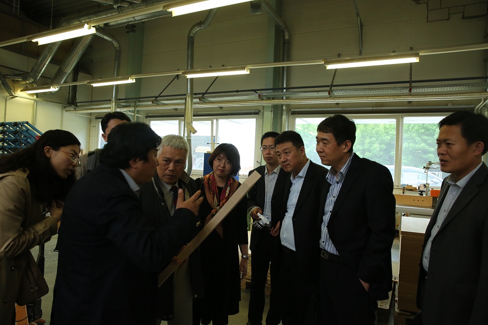 國(guó)家工信部、國(guó)家標(biāo)準(zhǔn)化委員會(huì)、德國(guó)經(jīng)濟(jì)和能源部在德國(guó)萊比錫召開了《中德智能制造/工業(yè)4.0標(biāo)準(zhǔn)化工作組會(huì)議》。會(huì)議期間，一行人參觀了位于德國(guó)萊比錫的德國(guó)國(guó)寶博蘭斯勒鋼琴廠