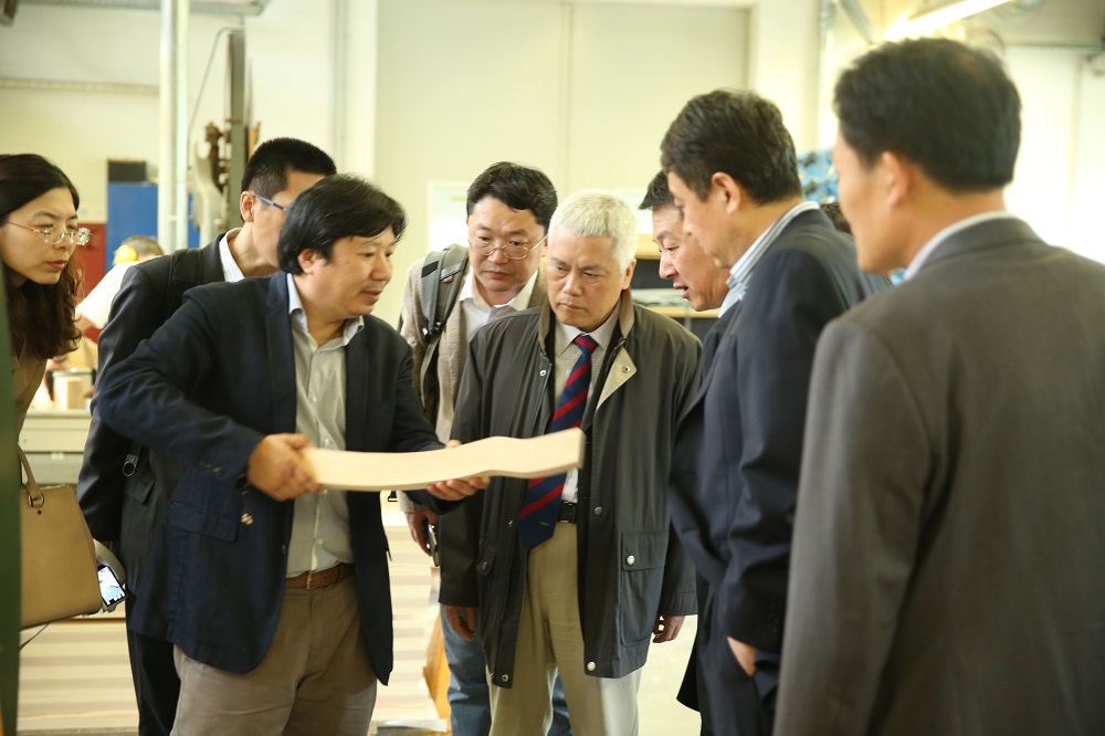 國(guó)家工信部、國(guó)家標(biāo)準(zhǔn)化委員會(huì)、德國(guó)經(jīng)濟(jì)和能源部在德國(guó)萊比錫召開了《中德智能制造/工業(yè)4.0標(biāo)準(zhǔn)化工作組會(huì)議》。會(huì)議期間，一行人參觀了位于德國(guó)萊比錫的德國(guó)國(guó)寶博蘭斯勒鋼琴廠