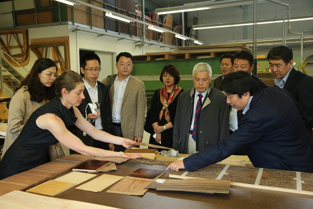 國(guó)家工信部、國(guó)家標(biāo)準(zhǔn)化委員會(huì)、德國(guó)經(jīng)濟(jì)和能源部在德國(guó)萊比錫召開了《中德智能制造/工業(yè)4.0標(biāo)準(zhǔn)化工作組會(huì)議》。會(huì)議期間，一行人參觀了位于德國(guó)萊比錫的德國(guó)國(guó)寶博蘭斯勒鋼琴廠