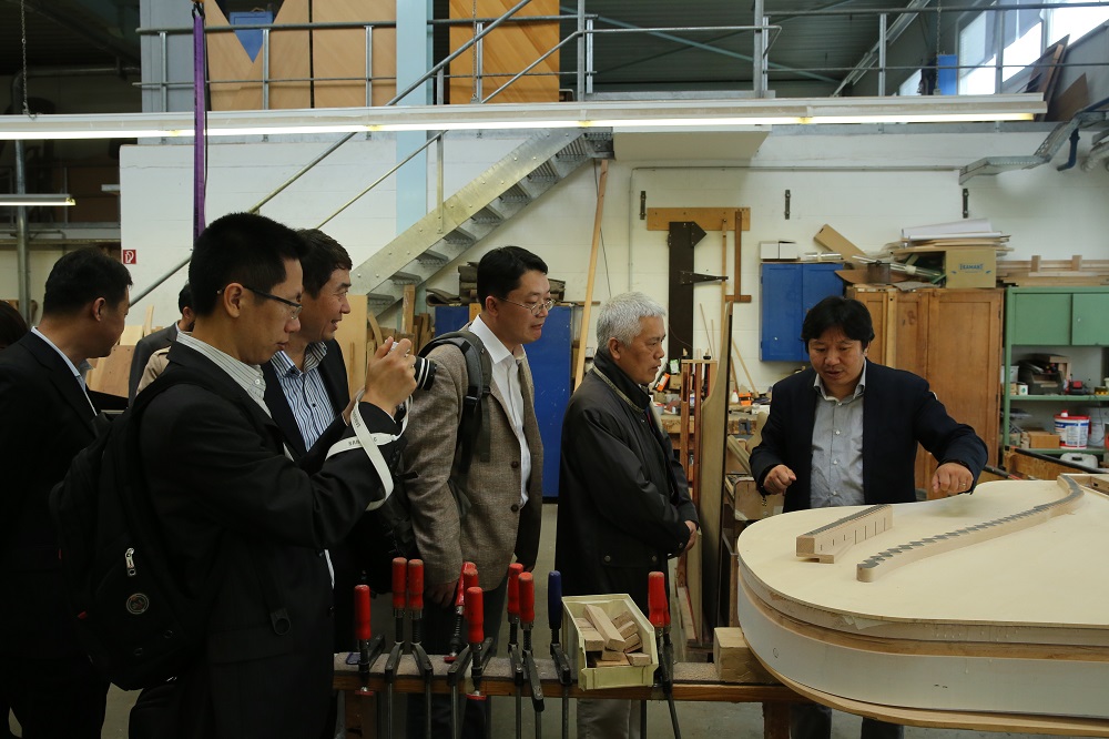 國(guó)家工信部、國(guó)家標(biāo)準(zhǔn)化委員會(huì)、德國(guó)經(jīng)濟(jì)和能源部在德國(guó)萊比錫召開了《中德智能制造/工業(yè)4.0標(biāo)準(zhǔn)化工作組會(huì)議》。會(huì)議期間，一行人參觀了位于德國(guó)萊比錫的德國(guó)國(guó)寶博蘭斯勒鋼琴廠