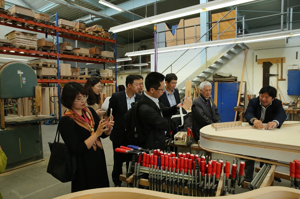 國(guó)家工信部、國(guó)家標(biāo)準(zhǔn)化委員會(huì)、德國(guó)經(jīng)濟(jì)和能源部在德國(guó)萊比錫召開了《中德智能制造/工業(yè)4.0標(biāo)準(zhǔn)化工作組會(huì)議》。會(huì)議期間，一行人參觀了位于德國(guó)萊比錫的德國(guó)國(guó)寶博蘭斯勒鋼琴廠