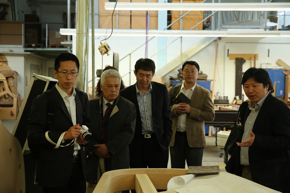 國(guó)家工信部、國(guó)家標(biāo)準(zhǔn)化委員會(huì)、德國(guó)經(jīng)濟(jì)和能源部在德國(guó)萊比錫召開了《中德智能制造/工業(yè)4.0標(biāo)準(zhǔn)化工作組會(huì)議》。會(huì)議期間，一行人參觀了位于德國(guó)萊比錫的德國(guó)國(guó)寶博蘭斯勒鋼琴廠